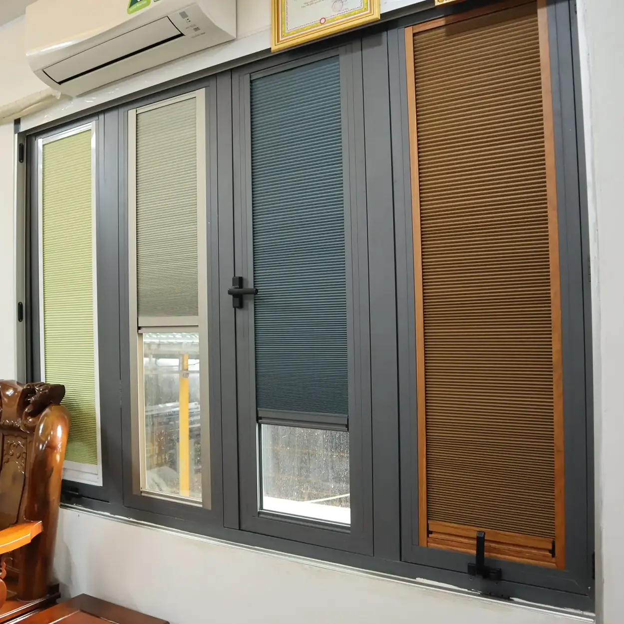 Erzincan Merkez ofis cephesi — braketli plise perde, güneş kontrolü, dimout